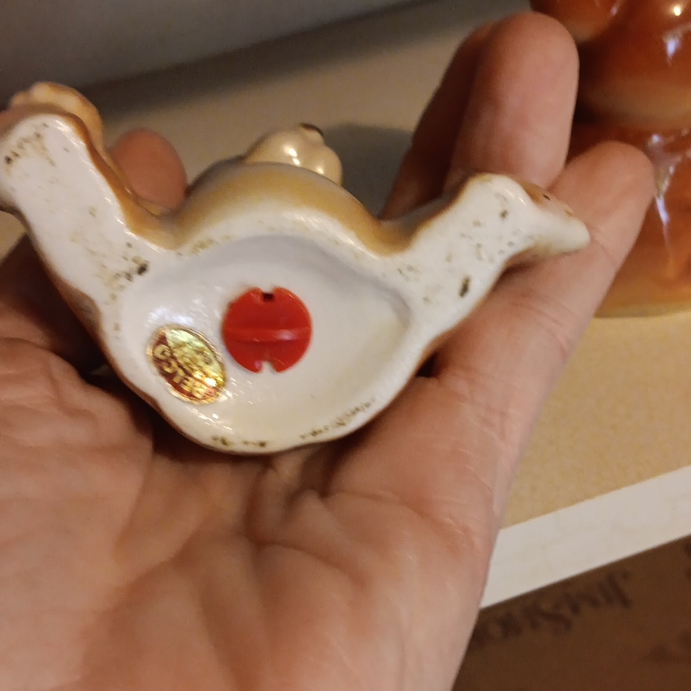 Vintages salt and pepper shakers - Picture 3 of 5